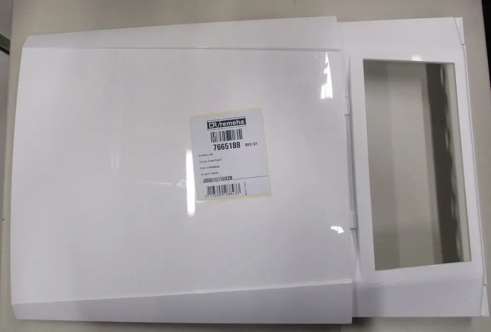 Weißes Bauteil mit vertikaler Öffnung und Remeha-Beschriftung, möglicherweise eine Vorderwand für ein Gerät oder Möbelstück.